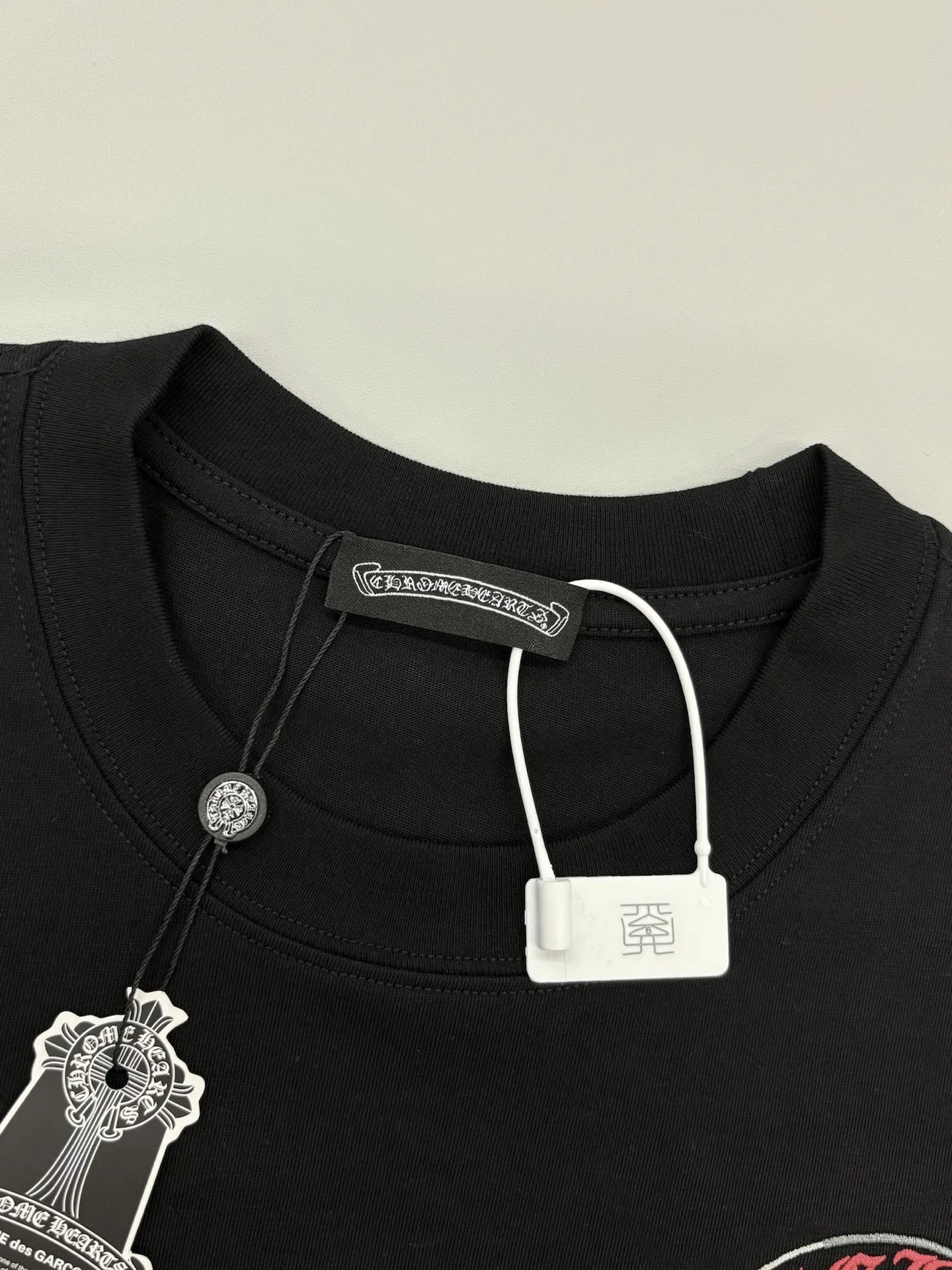 P150 [High Quality] Chrome Hearts New embroidered horseshoe logo brand logo on the front and rear panels are designed with heavy craftsmanship of 100,000 needle embroidery. High-end customized 32-count 280g fabric. Soft to the touch. Comfortable to wear. Exquisite stitching. Fine workmanship. The upper body effect is incomparably handsome! Same style for men and women, color: white, black size: S to xL